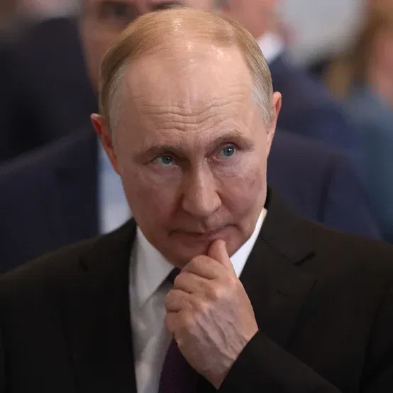 Путин раководеше со нуклеарни вежби по одложувањето на средбата со Трамп – седел сам на бел и тркалезен стол, пред огромни екрани